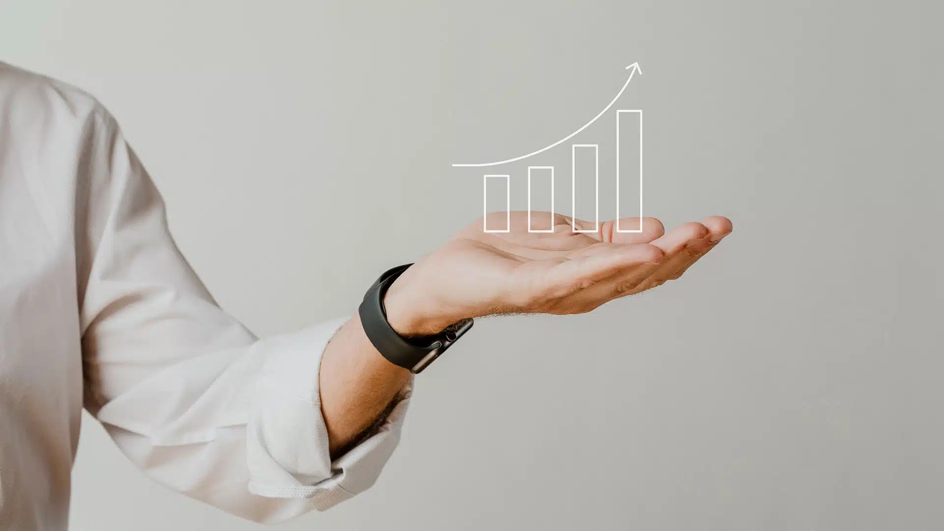 Mão de um homem ilustrando um infográfico de investimento de forma crescente