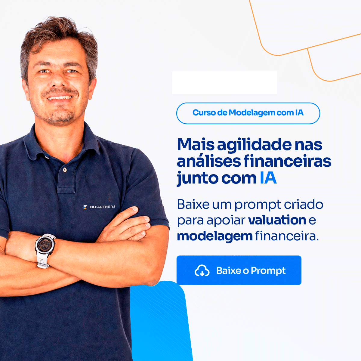 Homem adulto sorridente com os braços cruzados, vestindo polo azul, lado esquerdo da imagem promocional de curso de IA financeira.