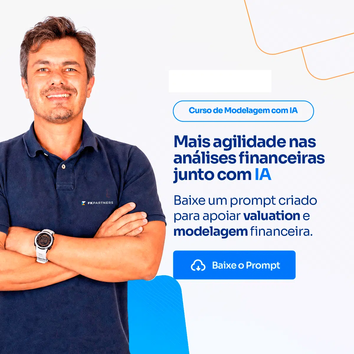 Homem adulto sorridente com os braços cruzados, vestindo polo azul, lado esquerdo da imagem promocional de curso de IA financeira.