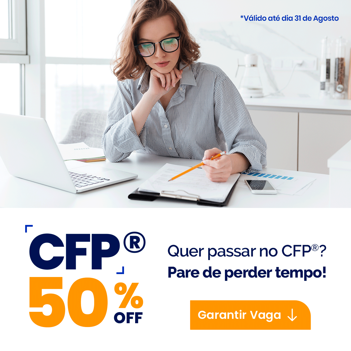 Mulher com óculos trabalhando numa mesa de escritório, segurando um lápis sobre documentos; banner publicitário com 'CFP 50% OFF' e 'Garantir Vaga'.