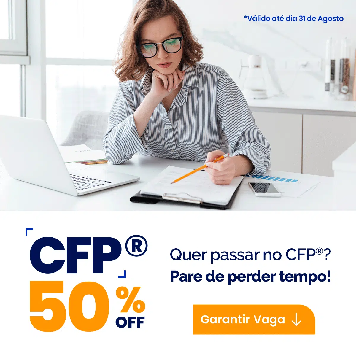 Mulher com óculos trabalhando numa mesa de escritório, segurando um lápis sobre documentos; banner publicitário com 'CFP 50% OFF' e 'Garantir Vaga'.