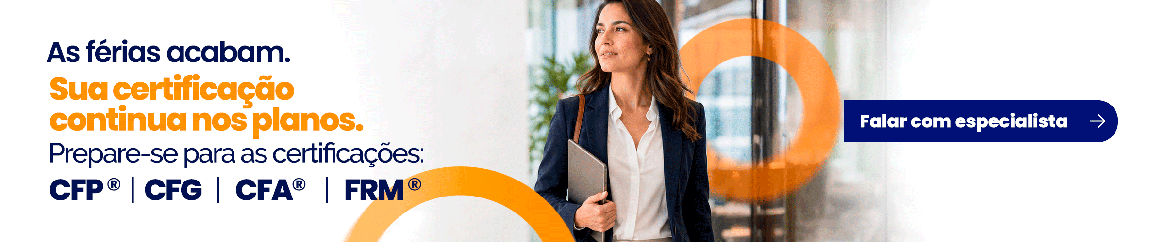 Banner publicitário com mulher executiva segurando um notebook; texto: 'As férias acabam. Sua certificação continua nos planos' e botão 'Falar com especialista' ao lado.