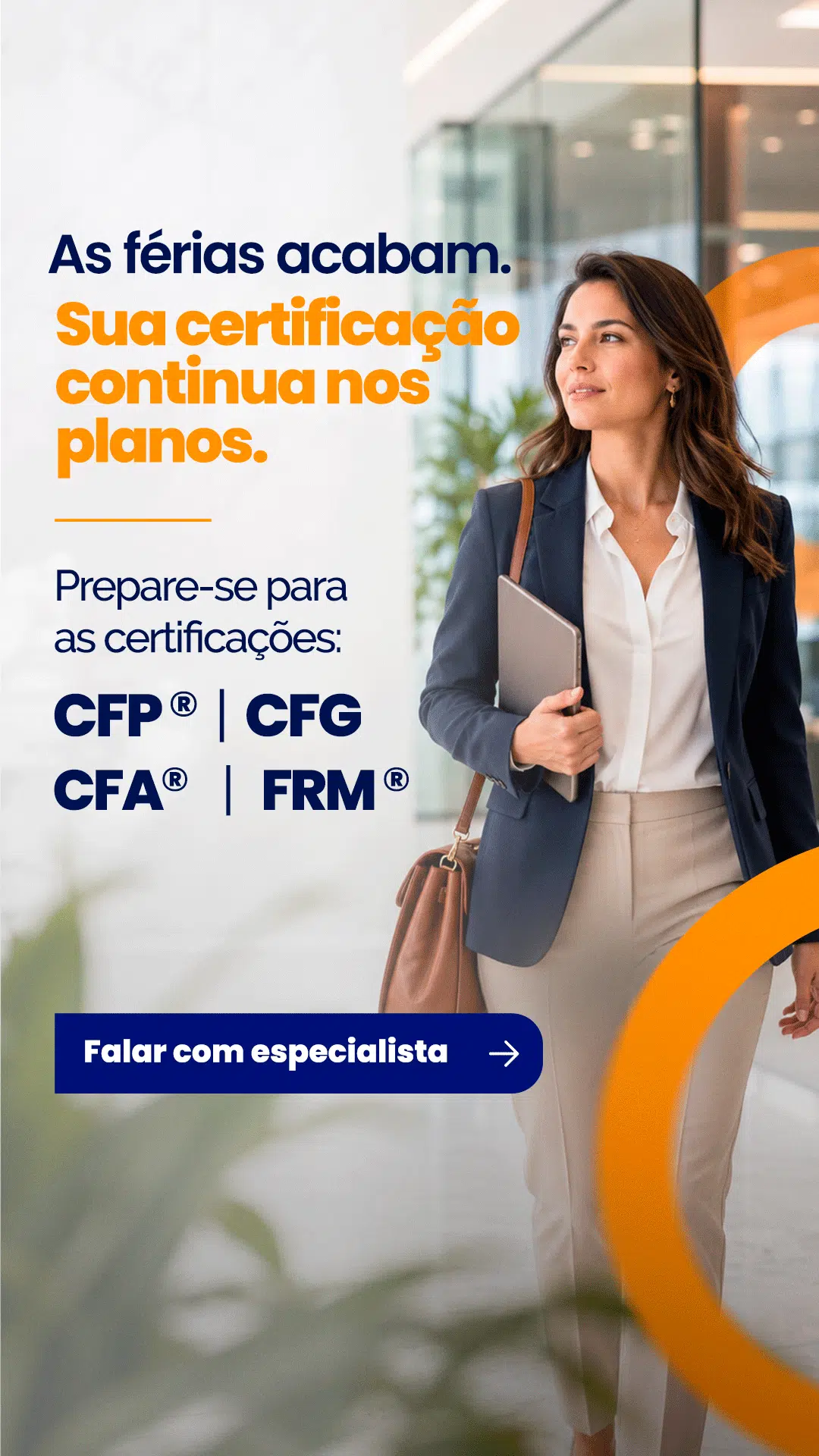Anúncio com mulher executiva de blazer azul segurando um notebook, promovendo certificações CFP, CFG, CFA e FRM; fale com especialista.