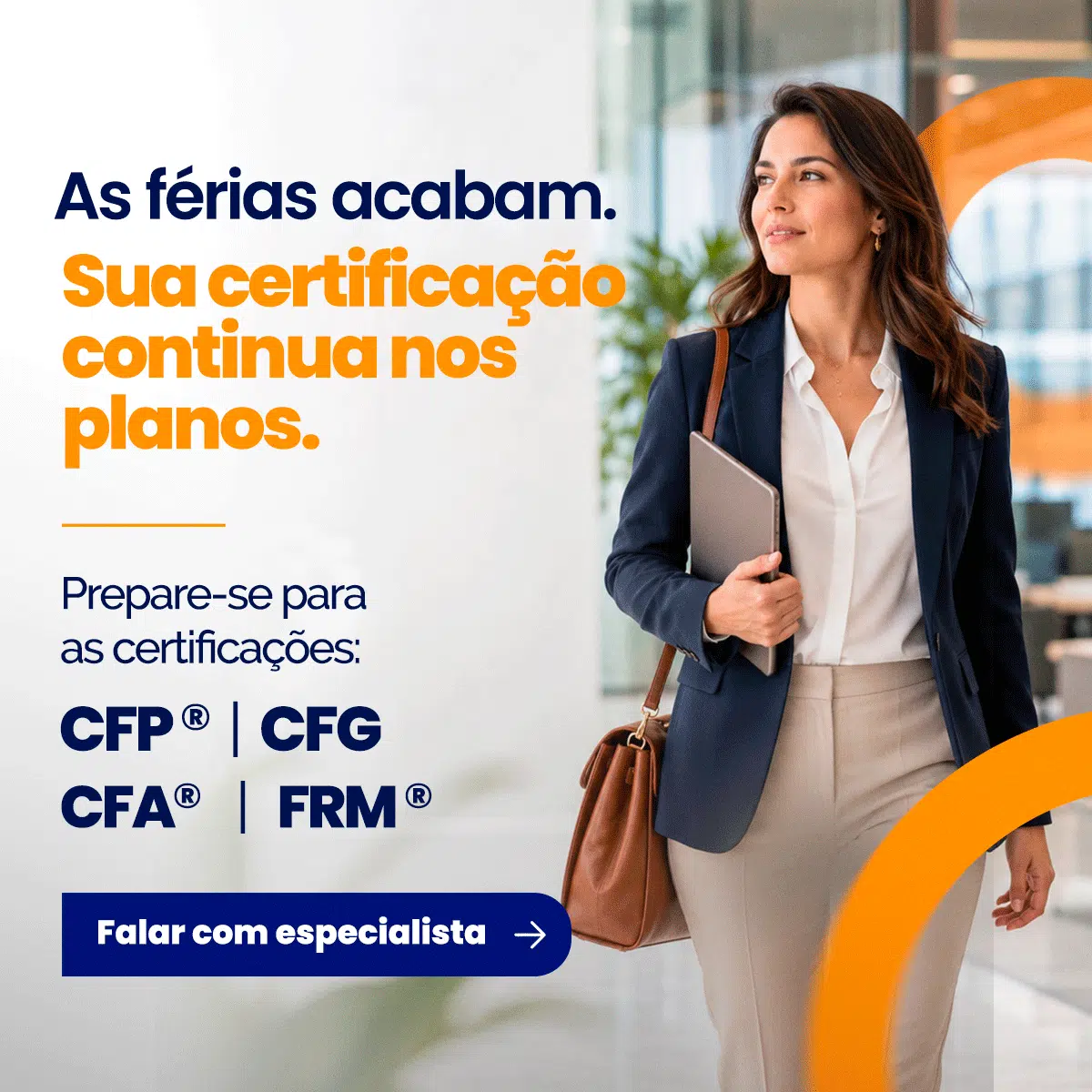 Mulher de negócios usando blazer azul, segurando um notebook, ao lado de texto promocional sobre certificações profissionais (CFP, CFG, CFA, FRM).