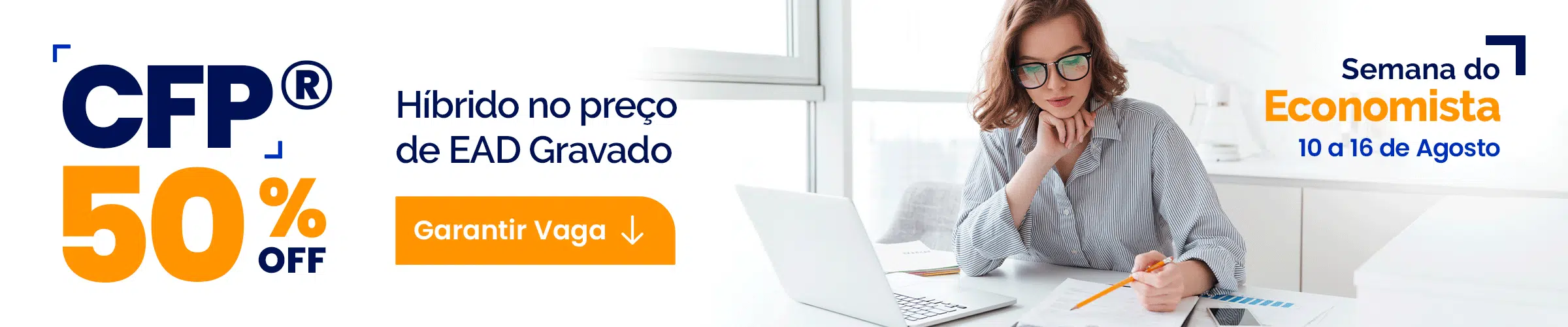 Promo banner: CFP 50% OFF with 'Híbrido no preço de EAD Gravado' and orange 'Garantir Vaga' button; person using a laptop at a desk on the right.