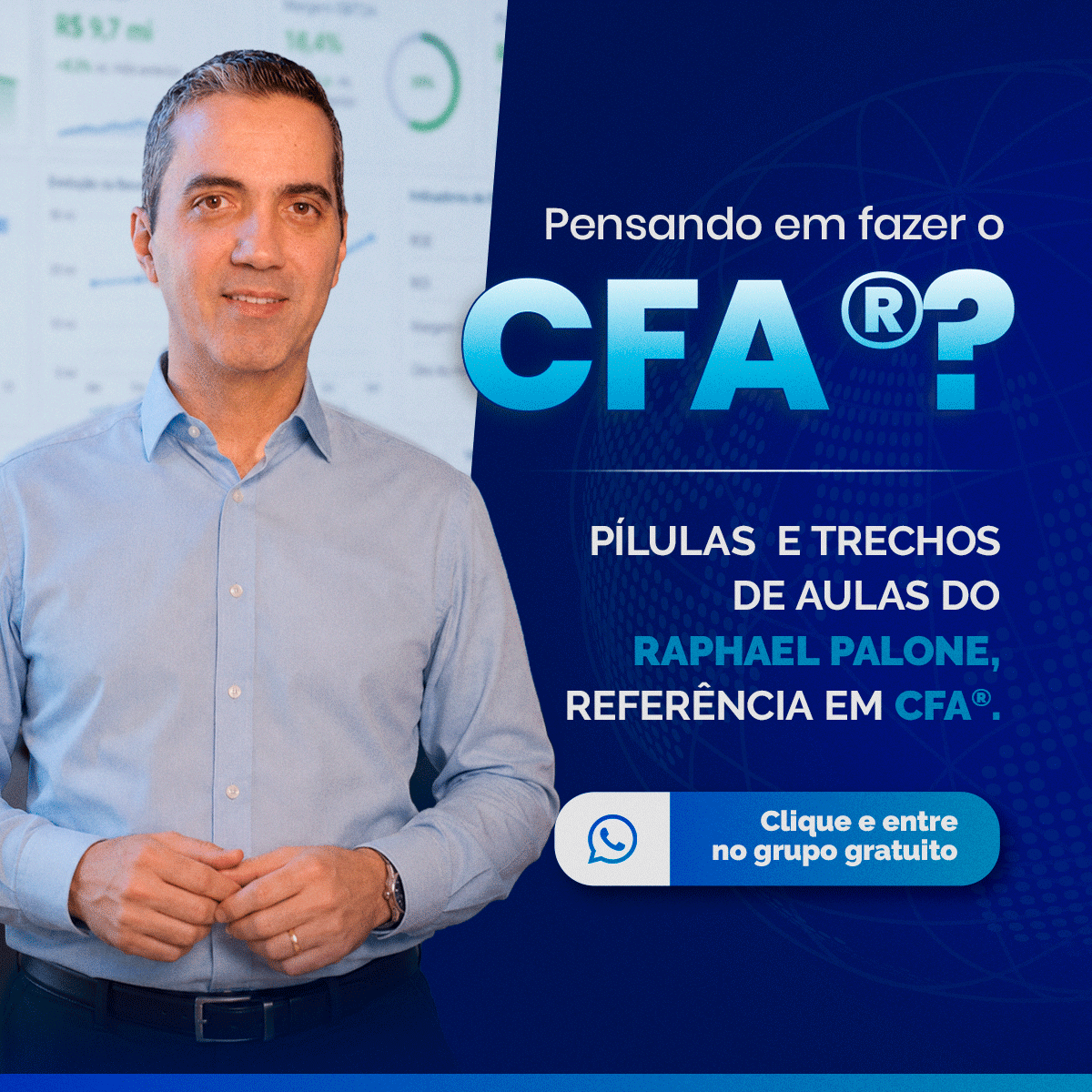 Homem de camisa azul ao lado de um banner azul com promoção CFA e convite para grupo no WhatsApp (fundo de escritório).