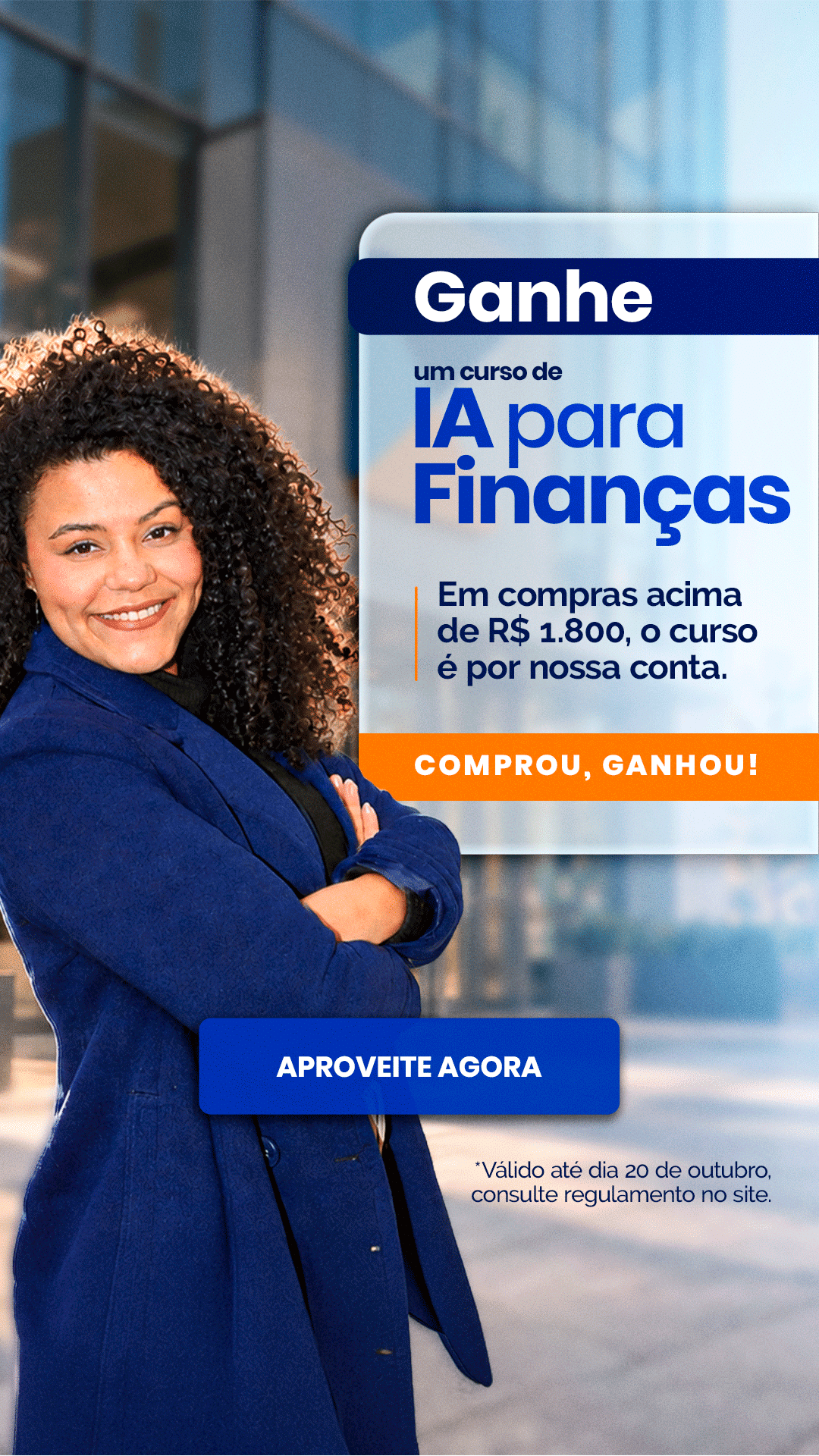 Mulher sorridente com blazer azul ao lado de pôster publicitário anunciando um curso de IA para Finanças.